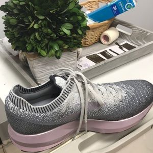 Women’s Brooks Levitate 2 size 10